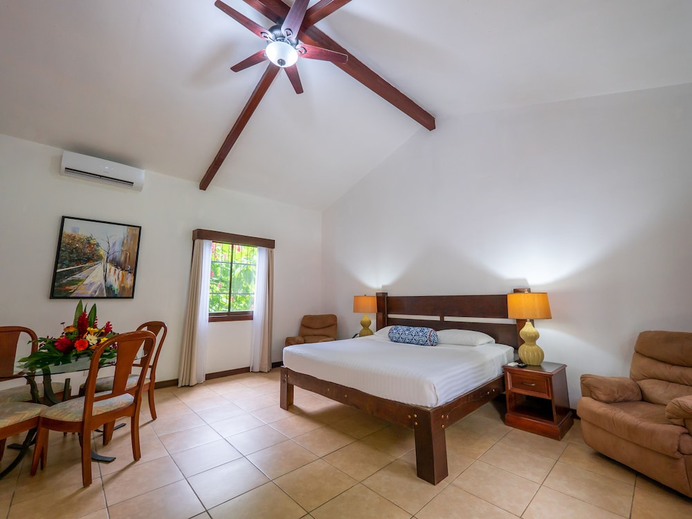 Deluxe Suite, 1 King Bed, Bathtub, Garden View photo 2