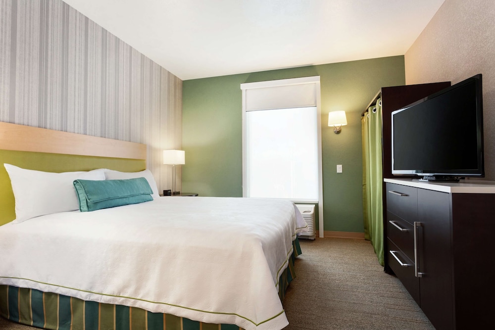 Suite, 1 King Bed, Non Smoking photo 2