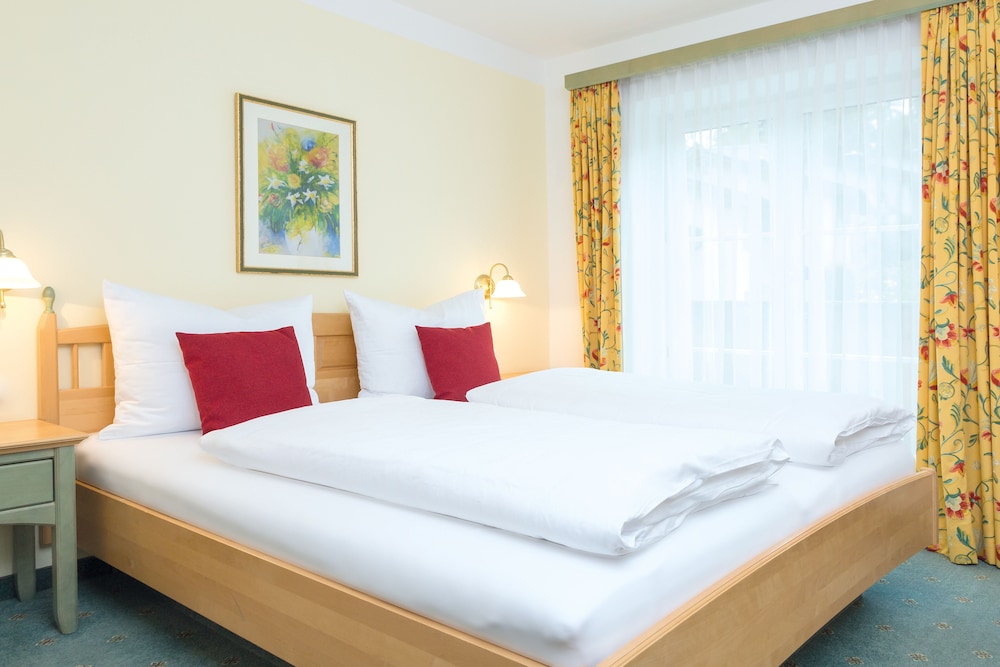 Basic Double Room, 1 Queen Bed, Balcony, Mountain View