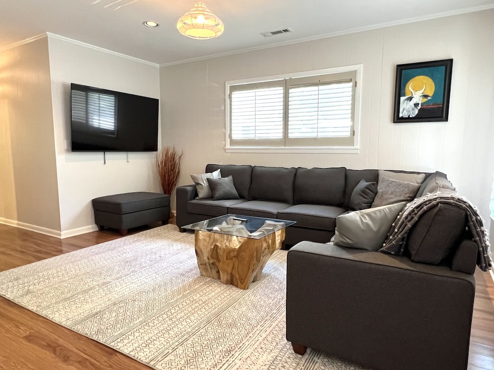 Deluxe Condo, 2 Bedrooms (East Pointe)