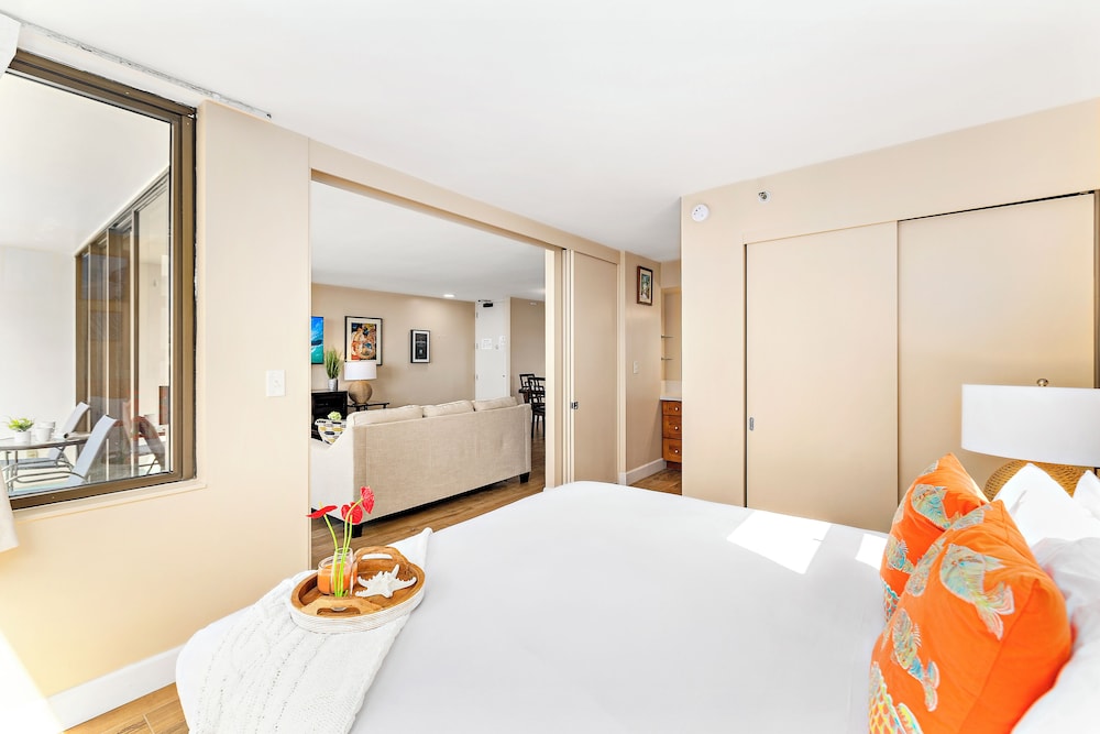 Premium Remodeled Condo with Ocean View and Parking: Premium Suite, 1 King Bed with Sofa bed, Balcony, Ocean View (0026) photo