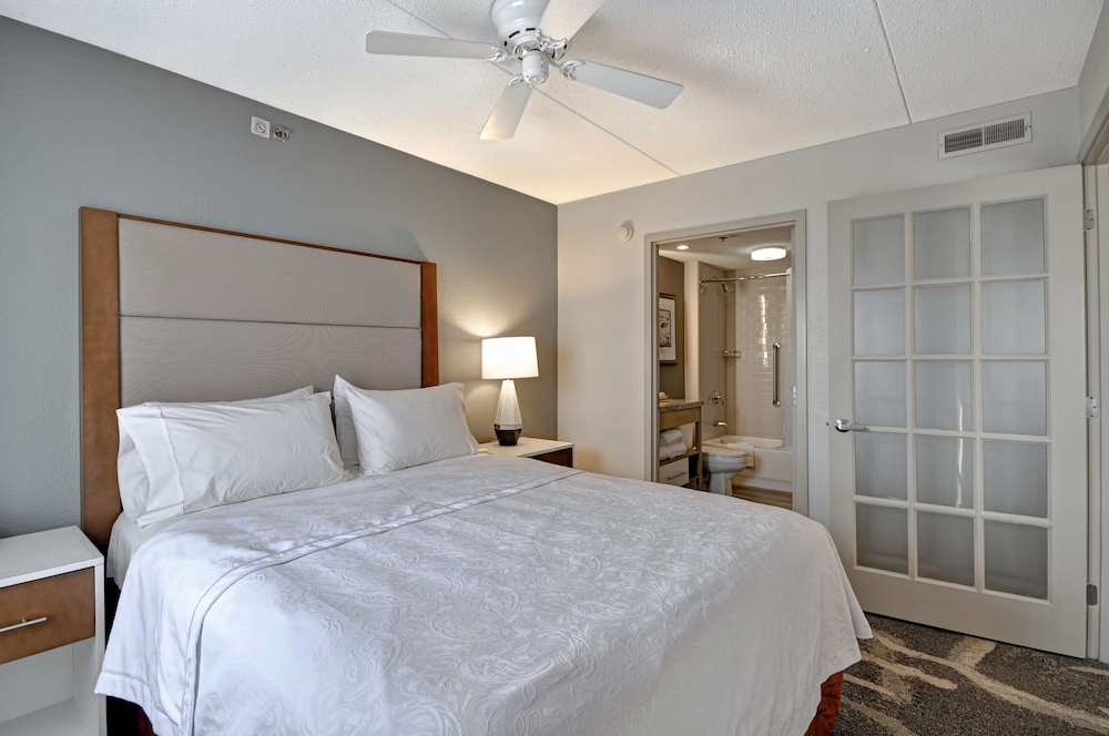 Studio, 1 Queen Bed with Sofa bed, Accessible (Roll-in Shower) photo 2