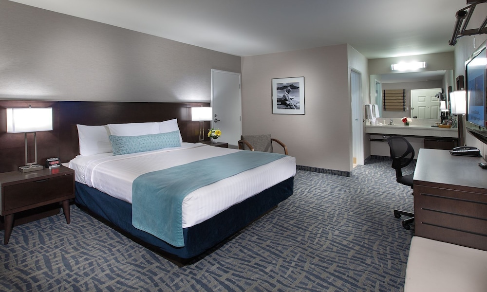 Room, 1 King Bed (Coast King with Wetbar) - Photo 2