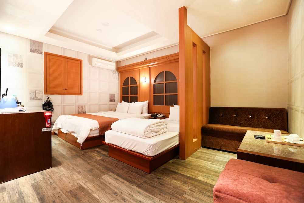 Family Twin Room (Check-in: Friday 10 PM/Saturday 11 PM)