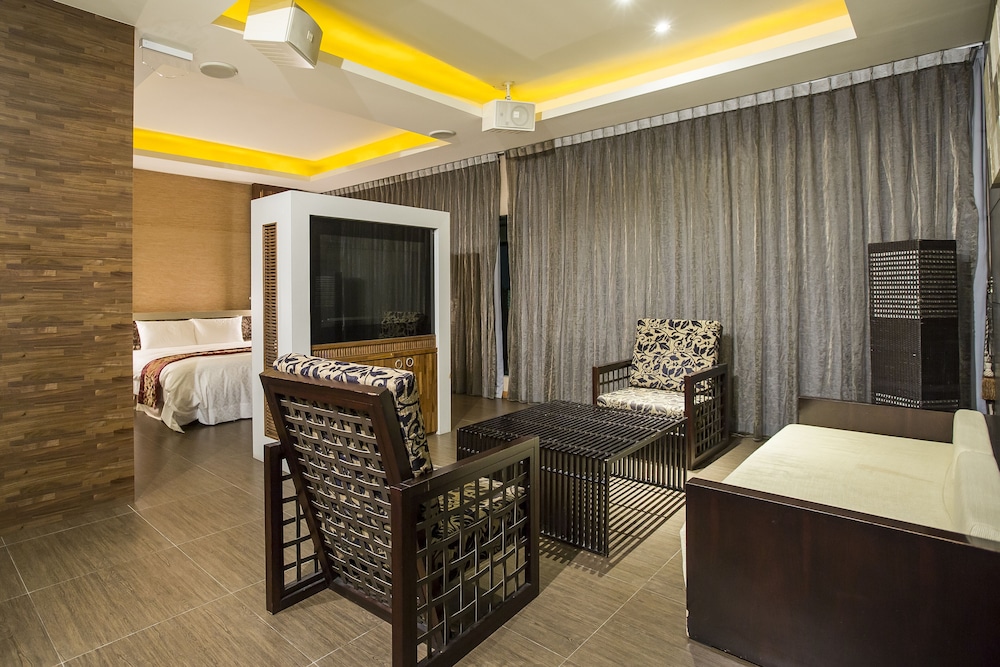 Classic Quadruple Room, 2 Queen Beds, Jetted Tub photo 3