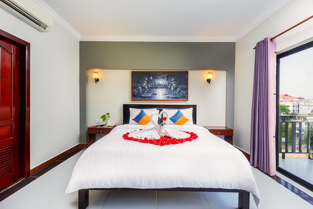 Deluxe Double Room with Balcony - Photo 11