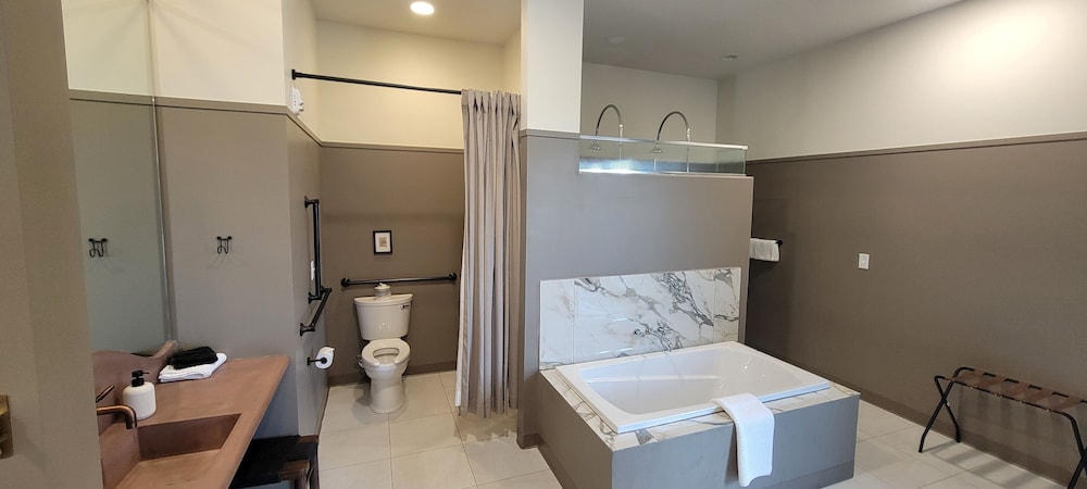 Exclusive Suite, 1 King Bed, Hot Tub - Photo 11
