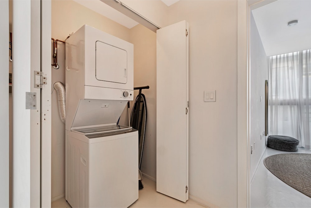2 Bedroom w/ Terrace