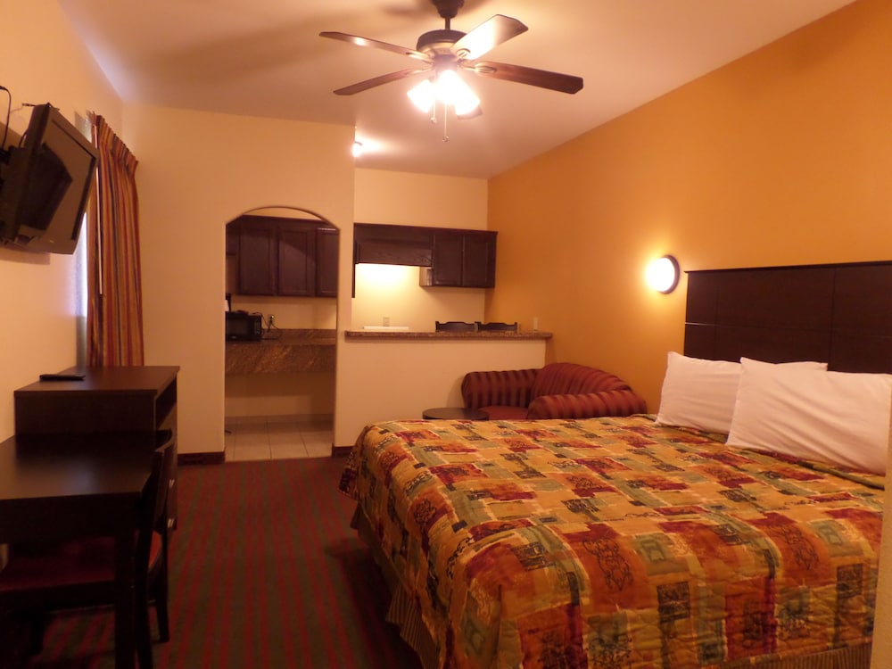 Deluxe Suite, 1 King Bed, Non Smoking, Kitchenette photo 2