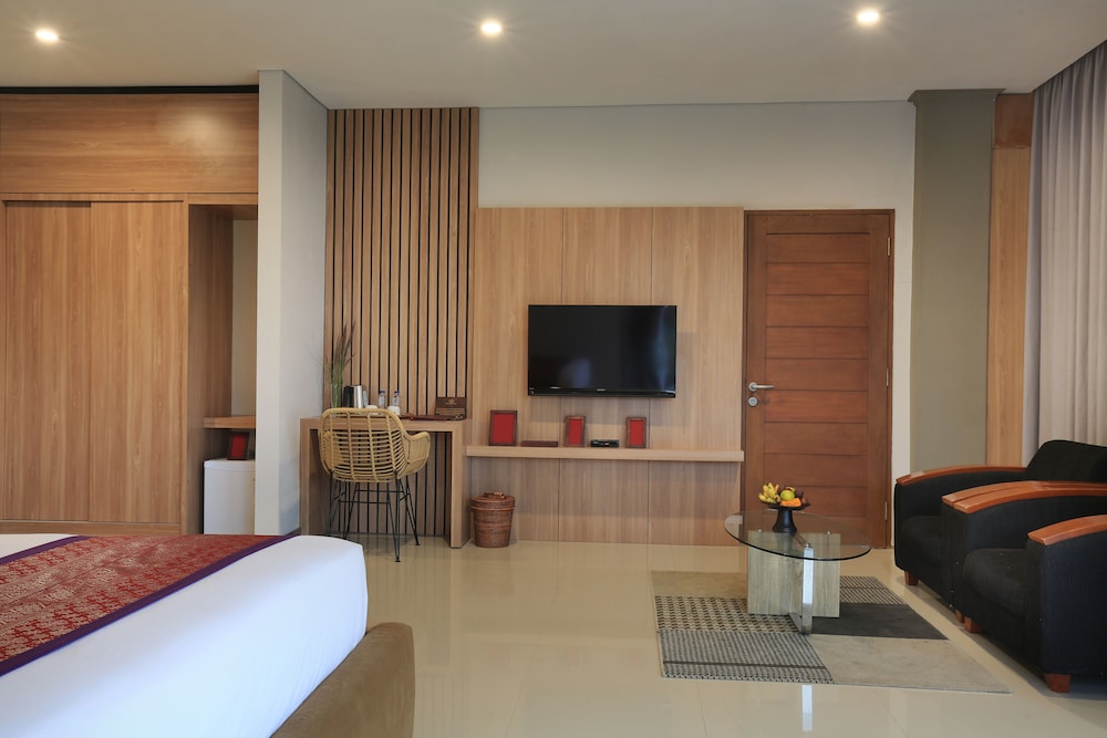Suite Pool View - Photo 4
