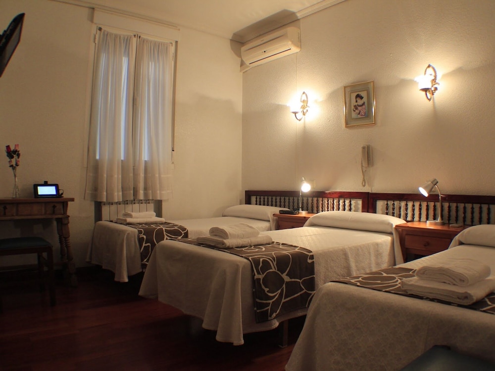 Basic Triple Room, Ensuite, City View (o al Patio)
