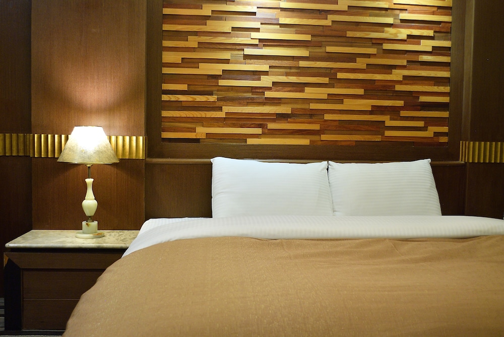 Deluxe Room, 1 King Bed photo 2