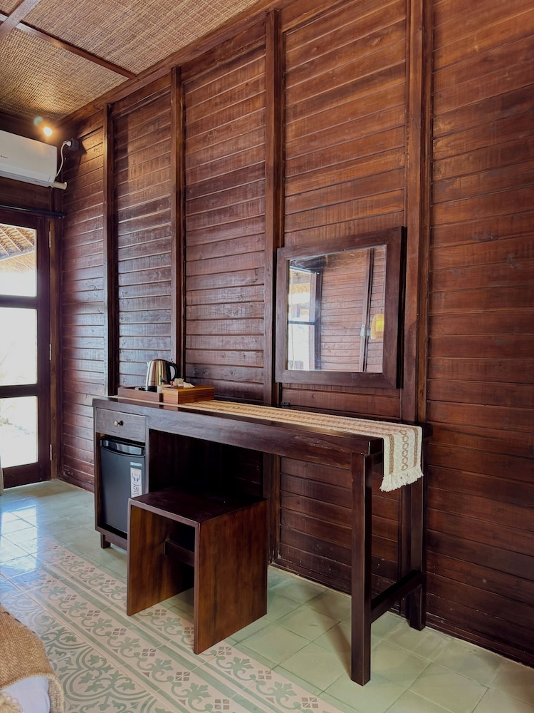 Executive Room, 1 King Bed, Beach View photo 3