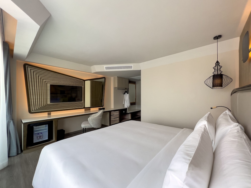 Deluxe King Bed Room - Photo 2