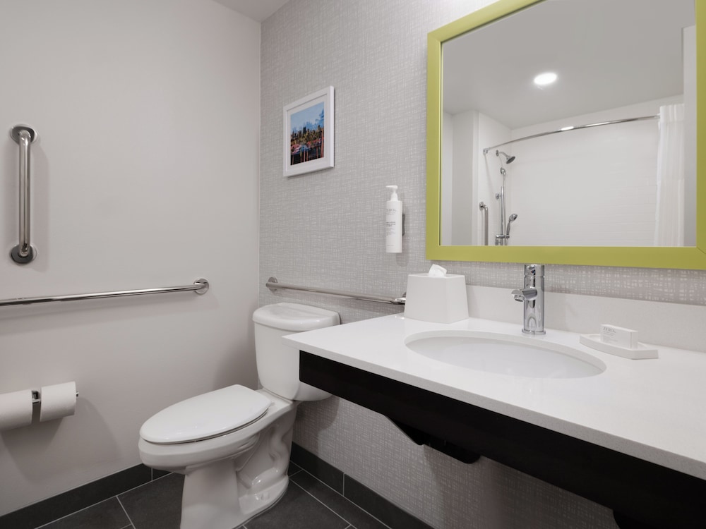 Room, 1 King Bed, Accessible, Bathtub - Photo 4