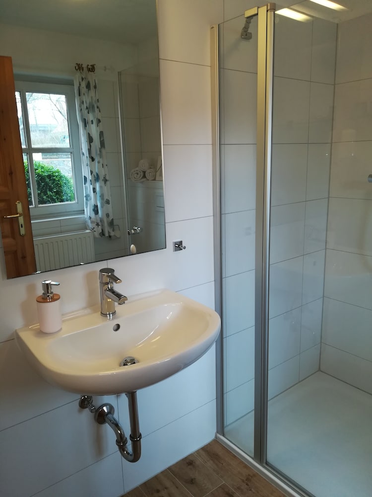 Comfort Apartment, 1 Queen Bed, Non Smoking, Garden View photo 2