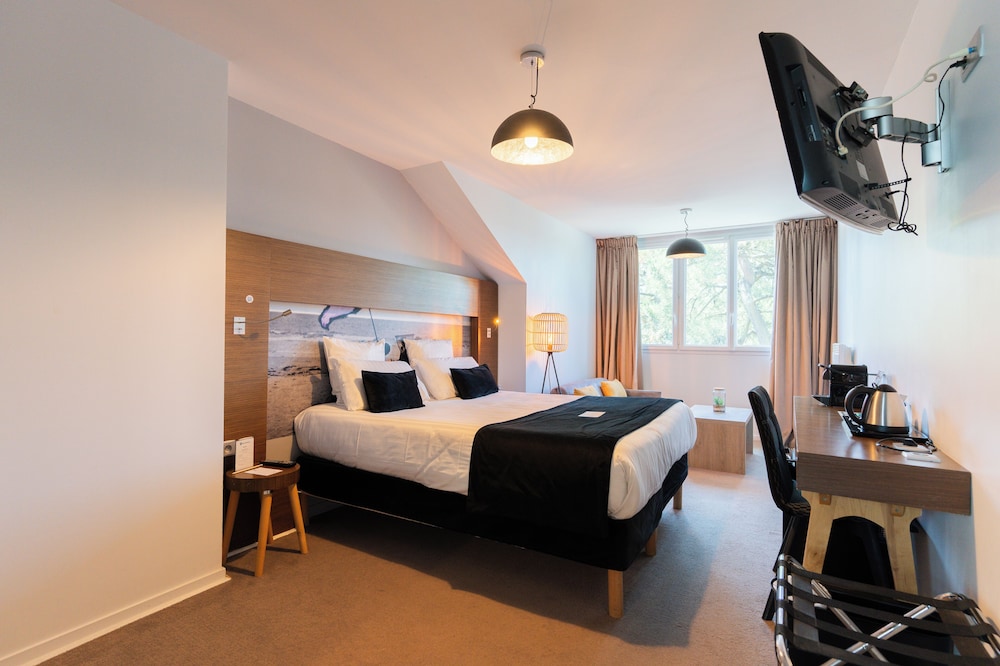 Superior Room, 1 Queen Bed, Non Smoking (Larger Room;Twin Bed On Request) - Photo 2