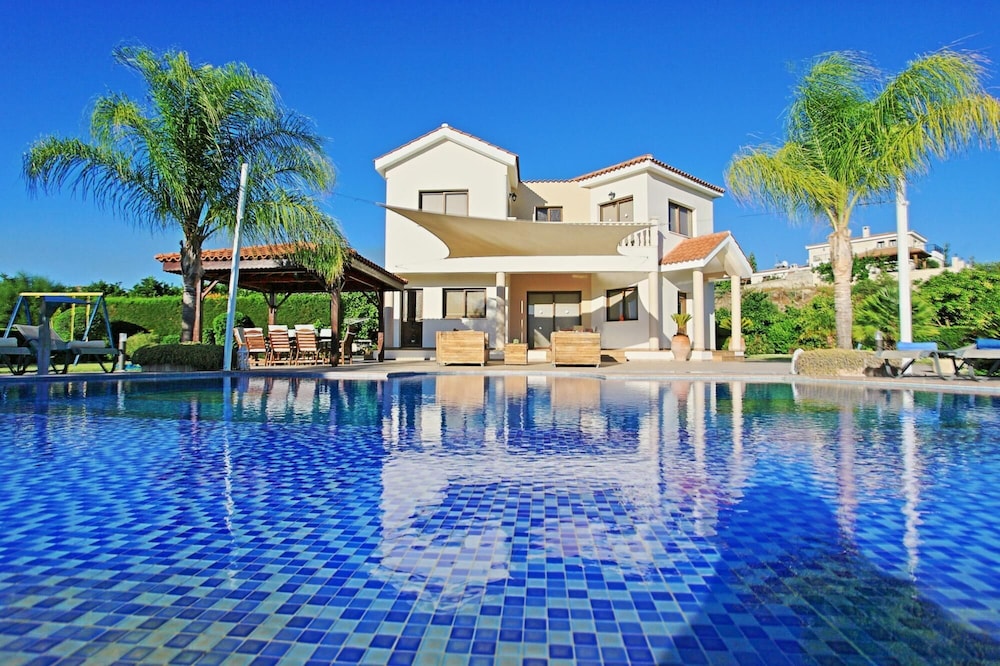 Villa photo 2