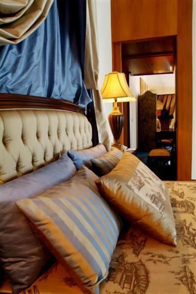 Suite thumbnail 6