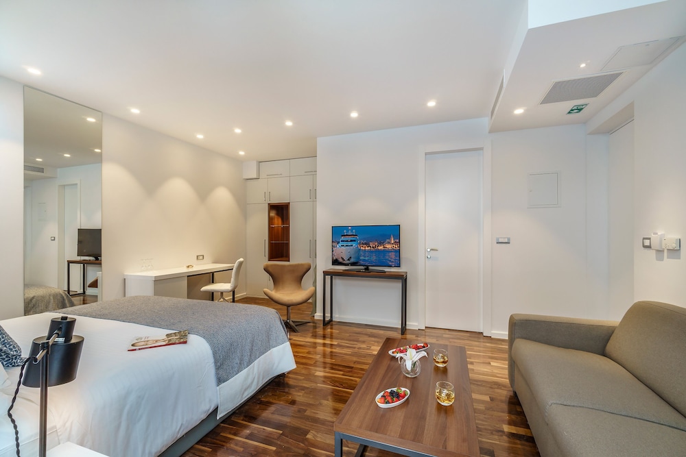 Deluxe Suite, Pool Access, Garden Area