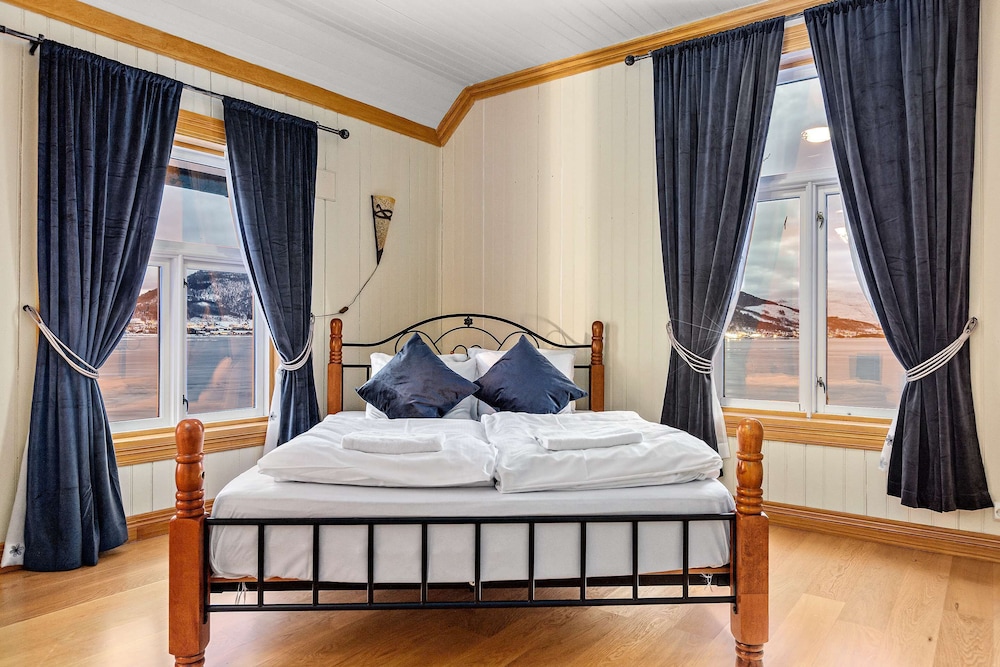 Junior Suite, 1 King Bed, Non Smoking, Sea View - Photo 1