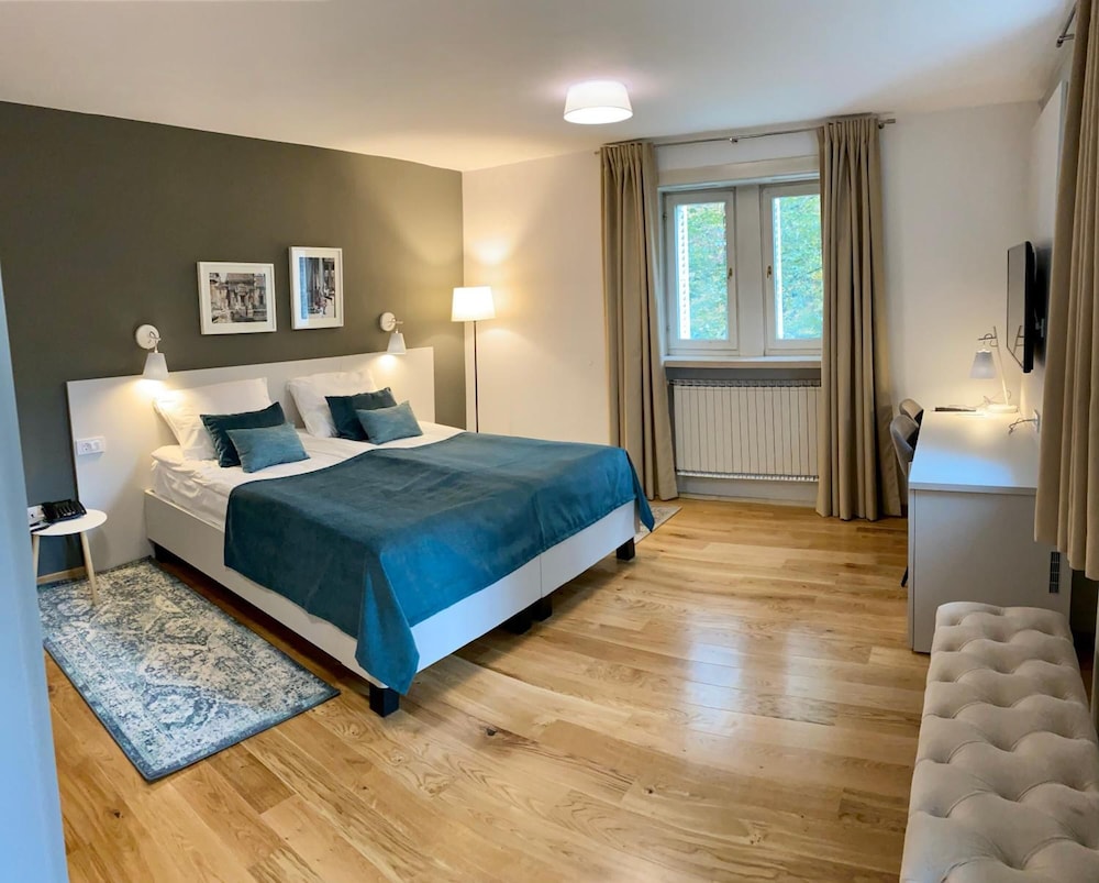 Standard Double Room, 1 Bedroom, Private Bathroom, Park View photo 2