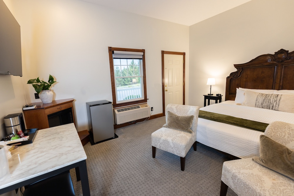 Romantic Room, 1 King Bed photo 2