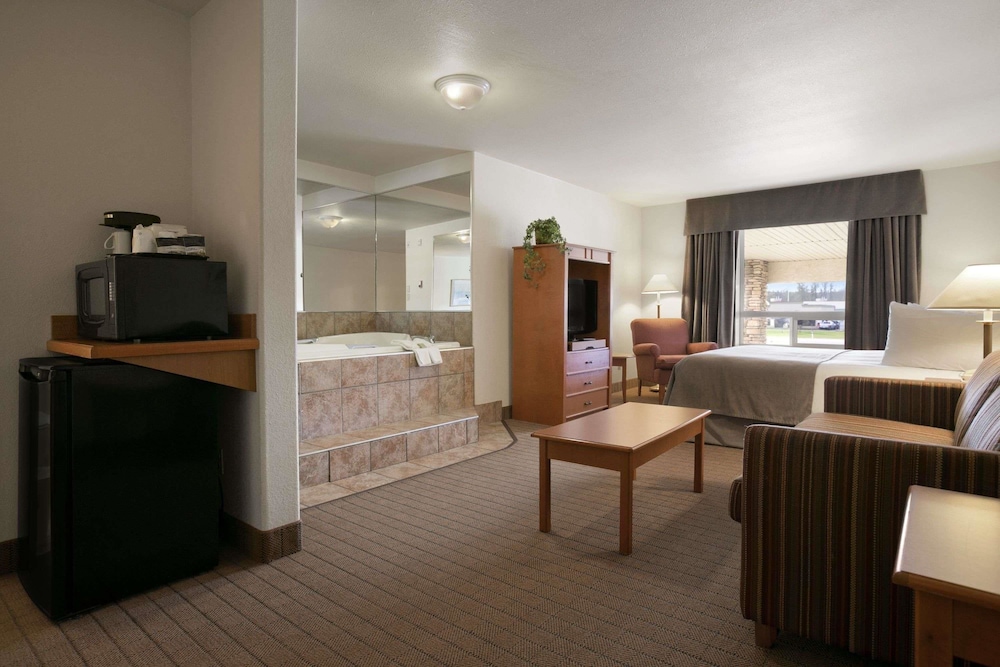 Suite, 1 King Bed, Non Smoking, Hot Tub - Photo 1