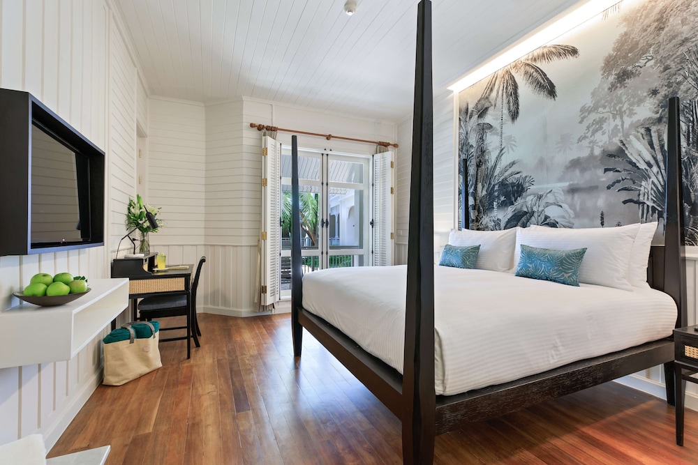 Superior Pool View Balcony, 1 King Bed - Photo 8