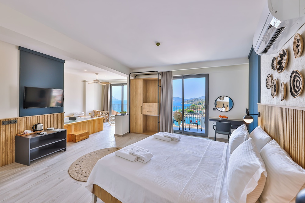 Deluxe Room with Sea View and Jacuzzi - Photo 4