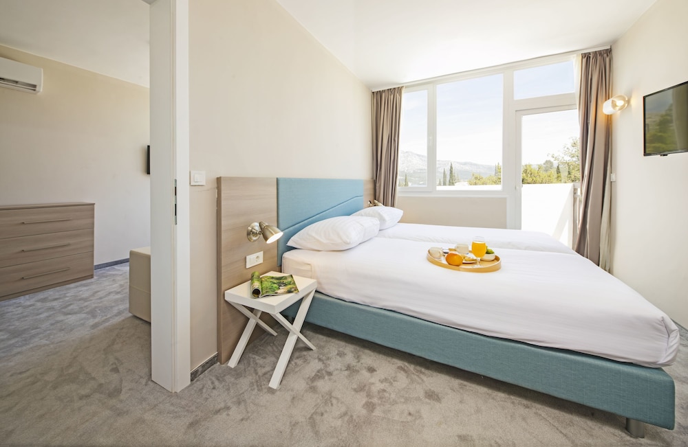 Superior Suite, Balcony - Photo 4