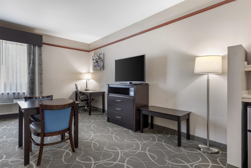 Standard Room, Multiple Beds, Non Smoking, Refrigerator & Microwave photo 3
