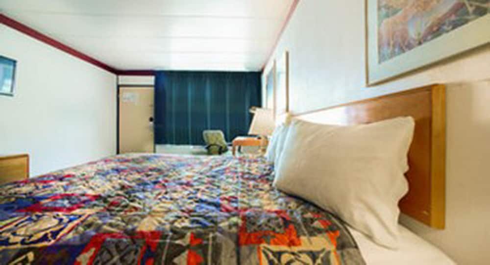Standard Room, 1 King Bed, Smoking photo 2