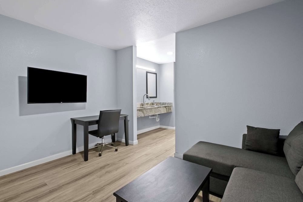 Suite, 1 King Bed, Non Smoking (Deluxe) - Photo 2