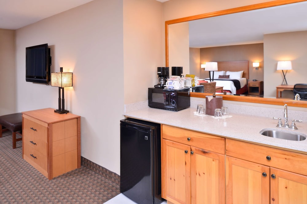 Suite, 1 King Bed, Non Smoking, Refrigerator & Microwave photo 3