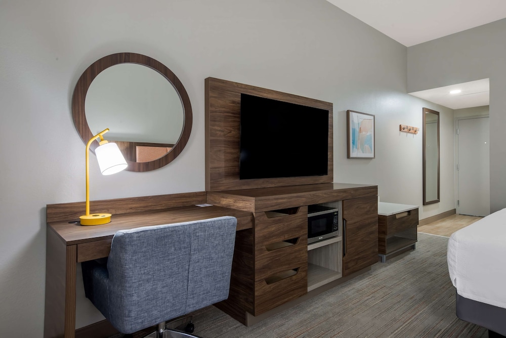 One King Accessible with Bathtub - Photo 1