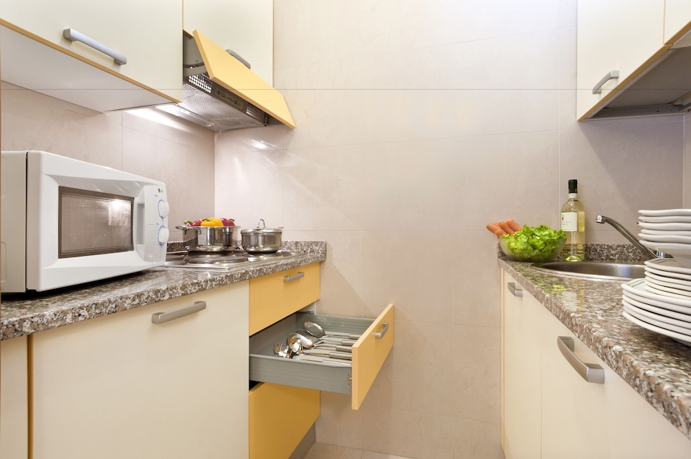 Economy Apartment, 3 Bedrooms, 2 Bathrooms (Low Floor) (7 pax) photo 2