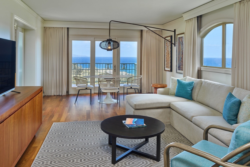 1 Bedroom Suite, Club Lounge access,1 King Bed and Sofa Bed, Oceanfront - Photo 1
