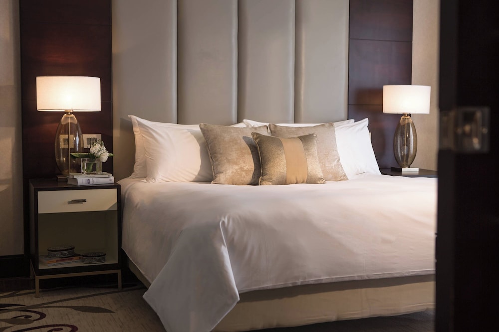 Executive Suite, 1 King Bed, Pool View