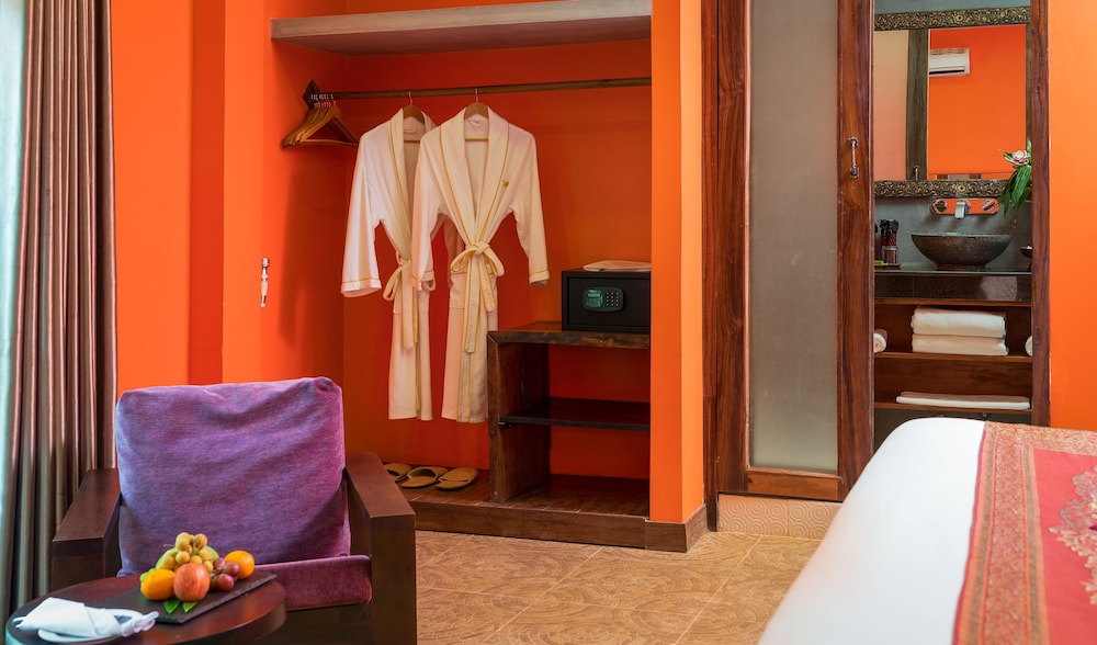 Premier Suite Pool Access - Photo 7