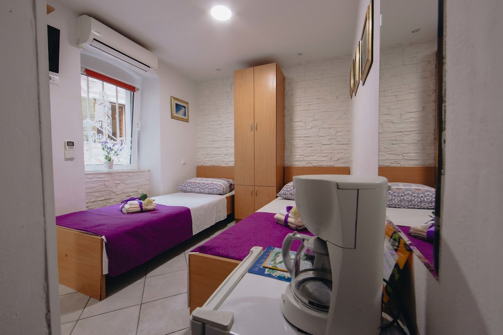 Room (S1)