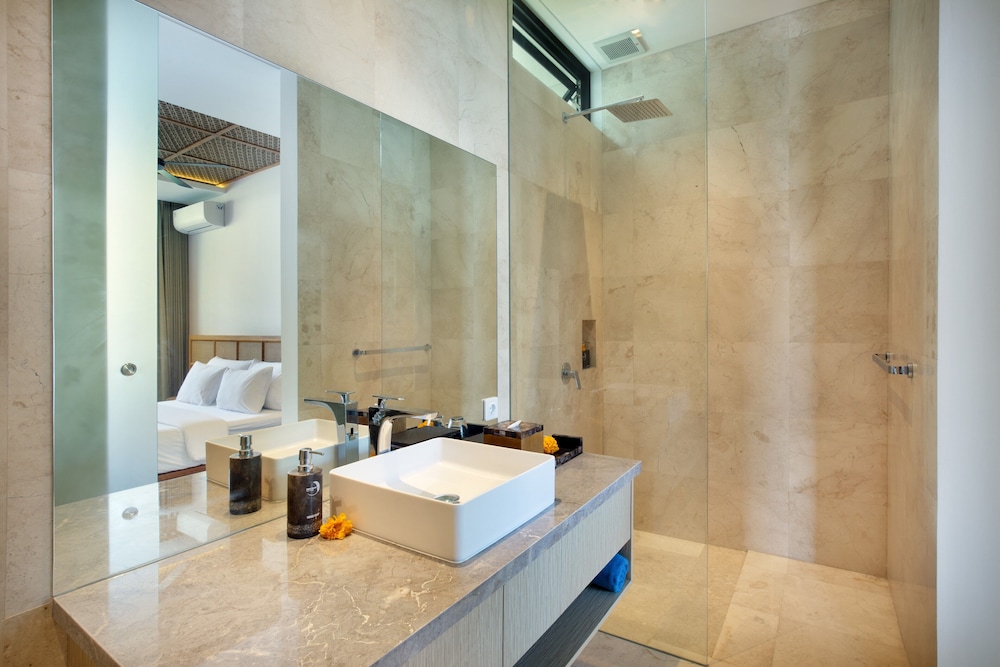 Royal 3 Bedroom Villa with Private Pool & Waterslide - Photo 14