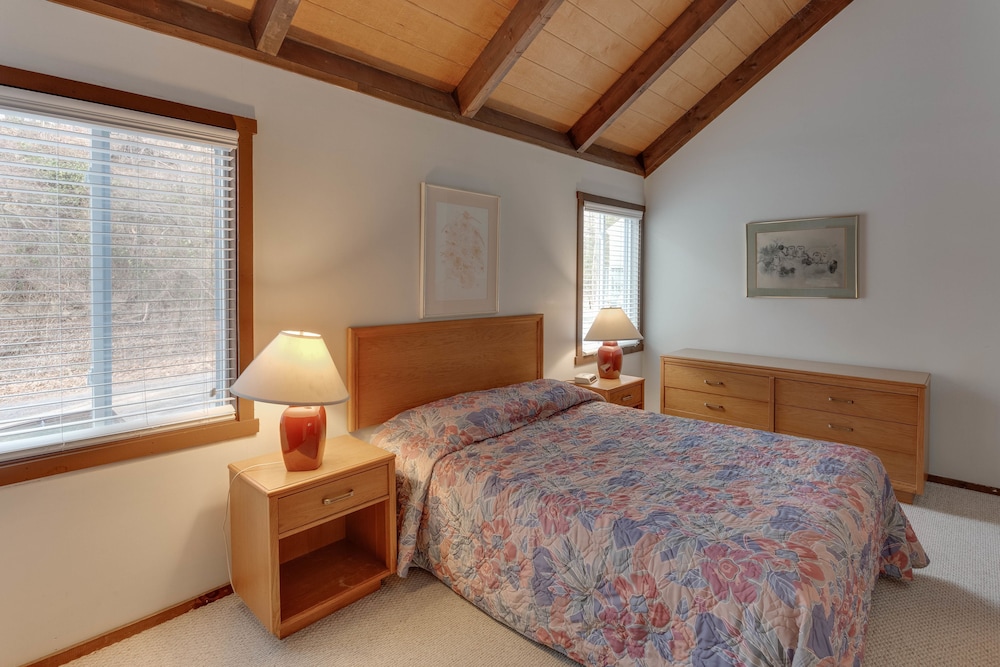 Traditional Chalet, 3 Bedrooms (Pedestal Unit) photo 3