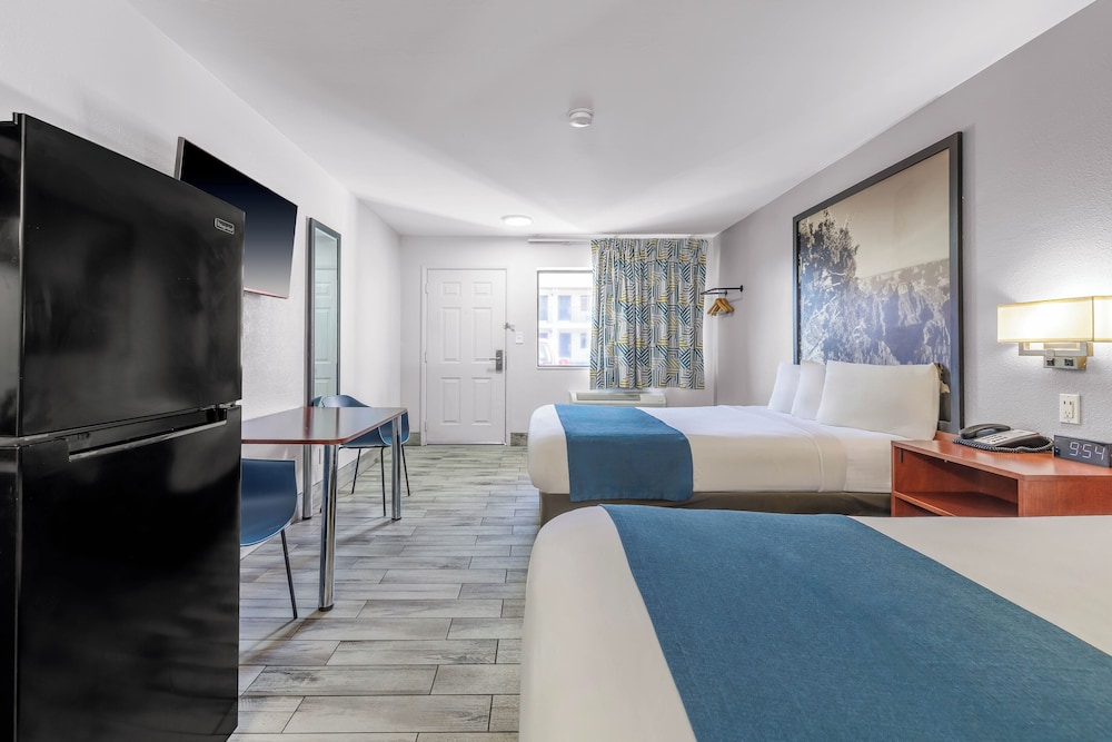 Family Suite, 2 Queen Beds, Non Smoking - Photo 3