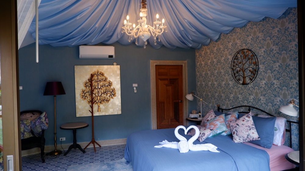 Luxury Suite - Photo 11