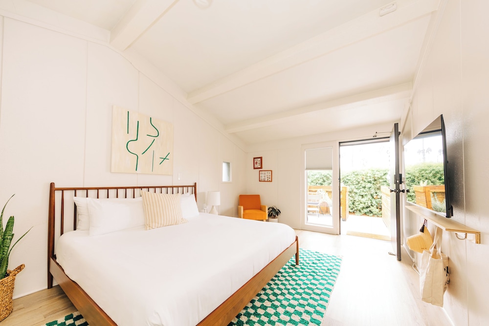 Deluxe Room, 1 King Bed, Patio