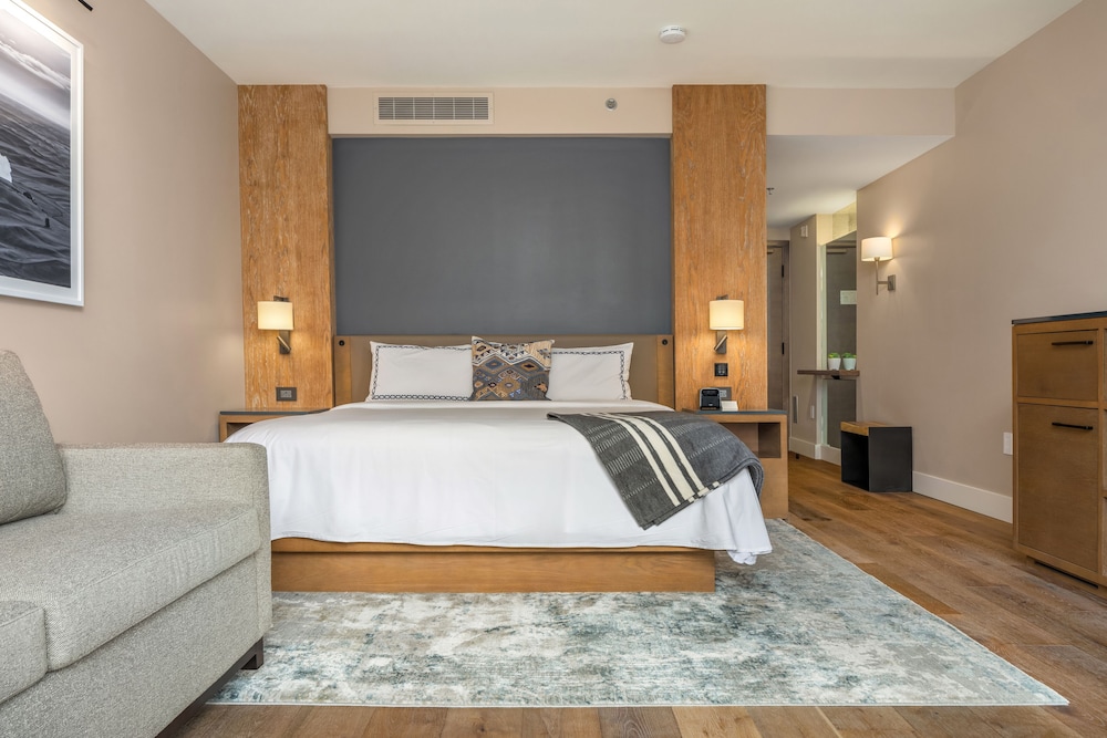 Premier Room, 1 King Bed - Photo 1