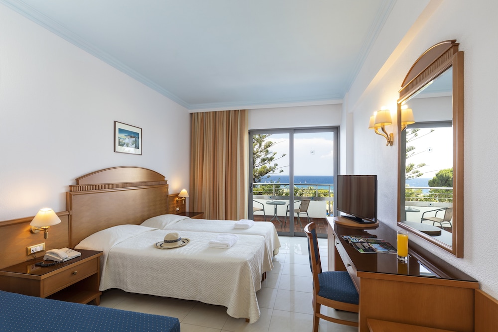 Double or Twin Room, Sea View - Photo 1