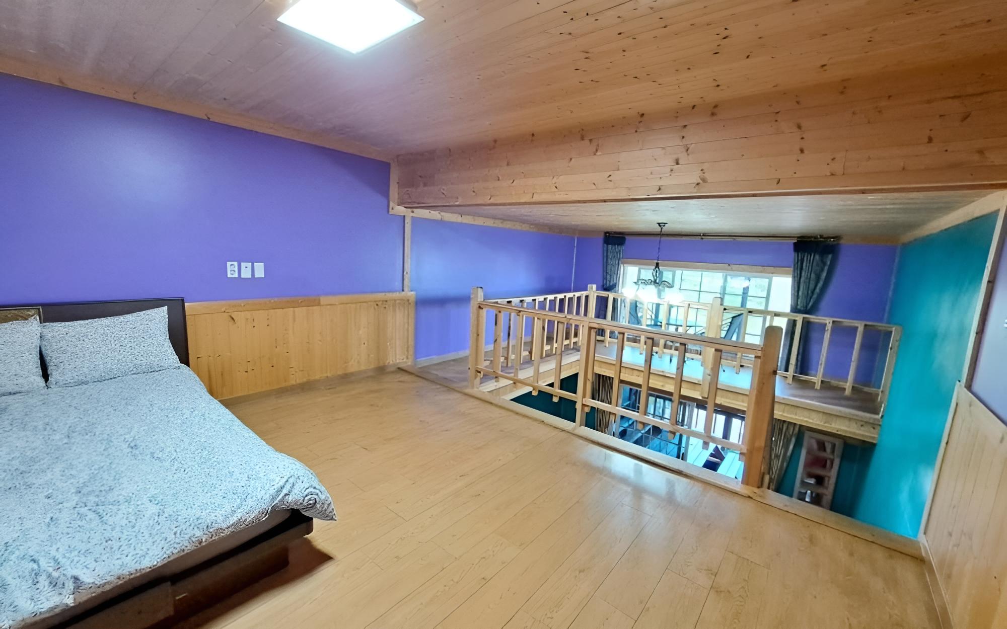 Room (Silvery Wave 104 (Duplex))