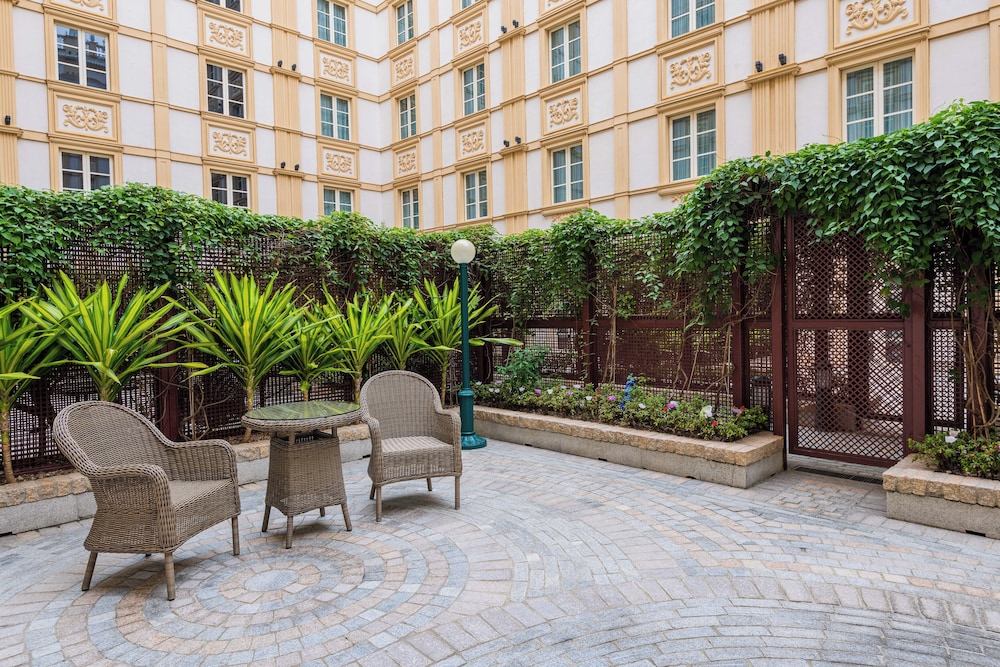 Deluxe Suite, Garden View - Photo 5